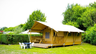 Tienda safari Glamping Deluxe tipo 1 en Holiday Park Duinhoeve, Países Bajos, rodeada de naturaleza.