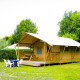 Safari telt Glamping Deluxe type 1 ved Holiday Park Duinhoeve, omgivet af grønt, på en solrig dag.