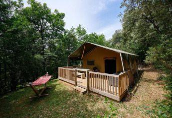 Safari-Zelt Villatent Wood mit Holzterrasse und Hängematte im Wald bei Camping Le Pech Charmant, Frankreich