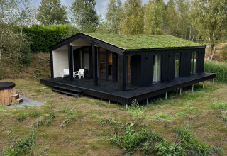 Casa pequeña 'The Hills' con techo verde, jacuzzi y sauna en el entorno natural de Wilsumer Berge, Alemania.