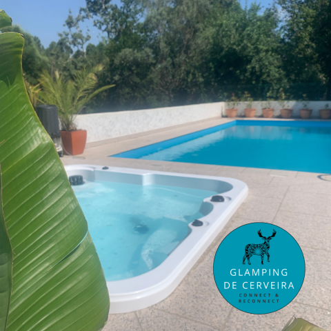 Piscina y jacuzzi al aire libre en la Azalea Cabin de Glamping de Cerveira, Portugal, rodeados de vegetación.