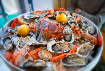 Plateau de fruits de mer frais avec huîtres, crevettes et crabe sur glace près de Wissignicourt, Canaries.