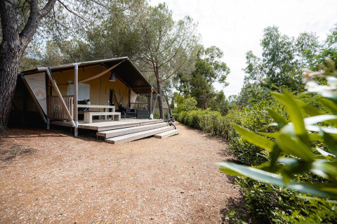 Safari tent Villatent Wood at Camping Casa dei Prati in Italy, surrounded by trees and natural greenery.