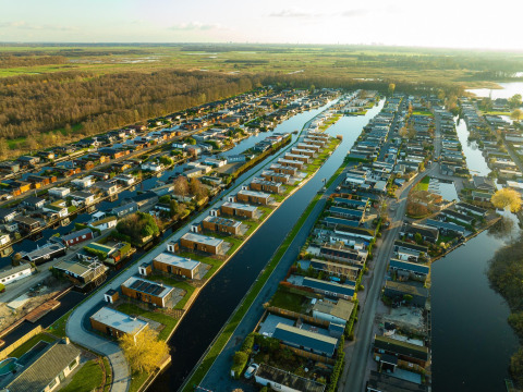 Vista aérea de Villa Nautica en MarinaPark Residentie Nieuw Loosdrecht, Países Bajos, con canales y casas.
