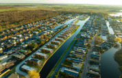Vista aérea de Villa Nautica en MarinaPark Residentie Nieuw Loosdrecht, Países Bajos, con canales y casas.