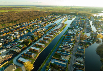 Vue aérienne de la Villa Nautica à MarinaPark Residentie Nieuw Loosdrecht, aux Pays-Bas, avec des canaux.