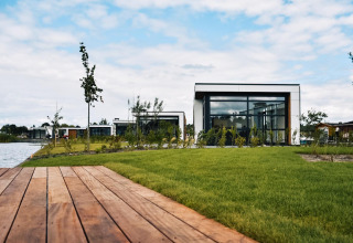 Lodge moderno Villa Nautica junto al lago en MarinaPark Residentie Nieuw Loosdrecht, Países Bajos, visto desde el muelle.