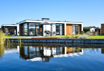 Moderne Villa Nautica lodge aan het water in MarinaPark Residentie Nieuw Loosdrecht, Nederland.