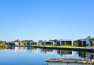 Moderne Villen am Wasser bei Villa Nautica, MarinaPark Residentie Nieuw Loosdrecht, Niederlande, bei Sonnenschein.