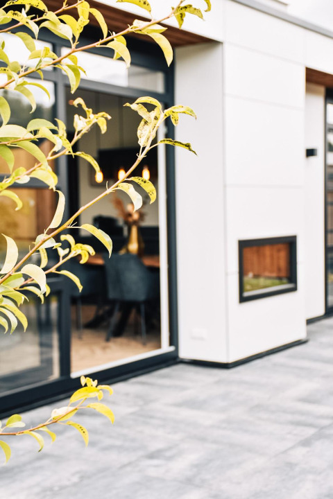 Moderne Villa mit großen Glasfenstern und Terrasse bei MarinaPark Residentie Nieuw Loosdrecht, Niederlande.