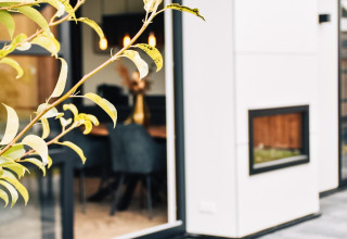 Moderne Villa mit großen Glasfenstern und Terrasse bei MarinaPark Residentie Nieuw Loosdrecht, Niederlande.