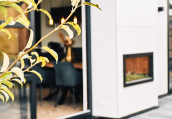 Extérieur de villa moderne avec terrasse et branche au MarinaPark Residentie Nieuw Loosdrecht, Pays-Bas.