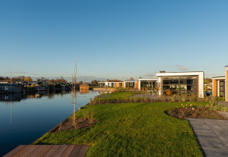 Lodges modernos al borde del agua en Villa Nautica, MarinaPark Residentie Nieuw Loosdrecht, Países Bajos.