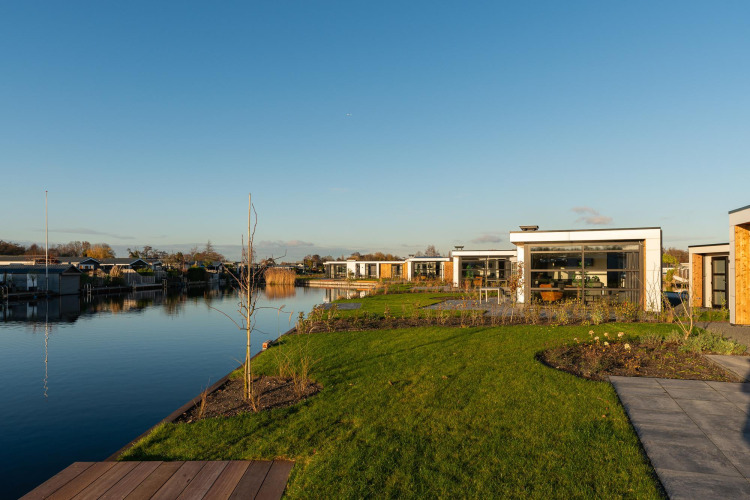 Moderne Lodges am Wasser im Villa Nautica, MarinaPark Residentie Nieuw Loosdrecht in den Niederlanden.