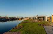 Lodges modernos al borde del agua en Villa Nautica, MarinaPark Residentie Nieuw Loosdrecht, Países Bajos.