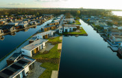 Luftfoto af Villa Nautica-lodges ved MarinaPark Residentie Nieuw Loosdrecht, omgivet af vandkanaler.
