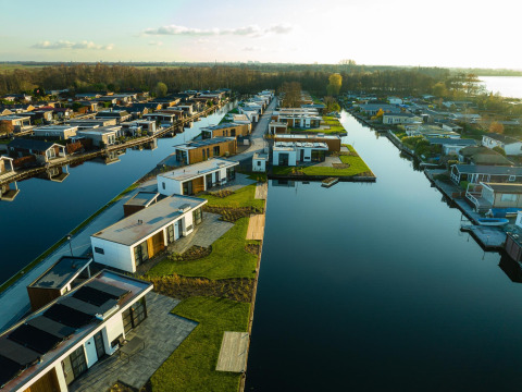 Luchtfoto van Villa Nautica in MarinaPark Residentie Nieuw Loosdrecht, omgeven door waterkanalen.