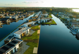 Luchtfoto van Villa Nautica in MarinaPark Residentie Nieuw Loosdrecht, omgeven door waterkanalen.
