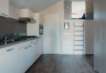 Cucina moderna e zona lounge nella Veluwe lounge + sauna all'Holiday park De Boshoek, Paesi Bassi.