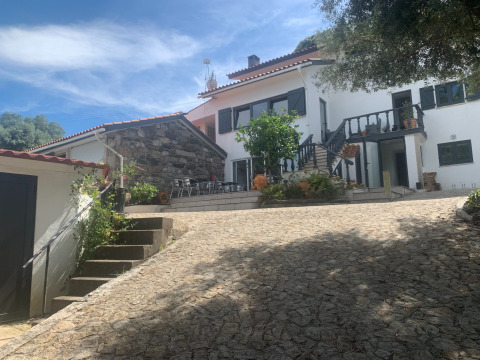 Viale in pietra e casa moderna al Glamping de Cerveira, parco vacanze nel nord del Portogallo.