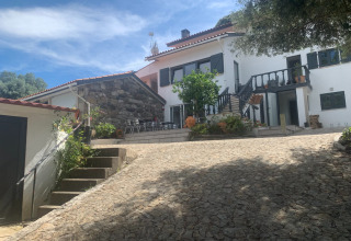 Allée pavée et maison moderne au Glamping de Cerveira, un parc de vacances dans le nord du Portugal.