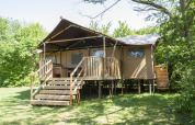 Glampinglodge GL en Holiday Park BreeBronne, Países Bajos, rodeado de naturaleza y árboles verdes.