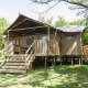 Glampinglodge GL presso Holiday Park BreeBronne nei Paesi Bassi, circondata dal verde e dagli alberi.