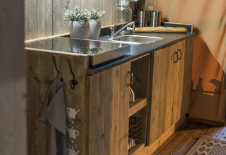 Rustiek houten keukenblok met spoelbak in Glampinglodge GL, BreeBronne, Nederland.