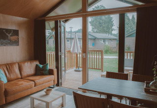 Udsigt fra stuen i Tiny Safari House på Holiday park De Boshoek, smuk indretning og udsyn til terrassen.