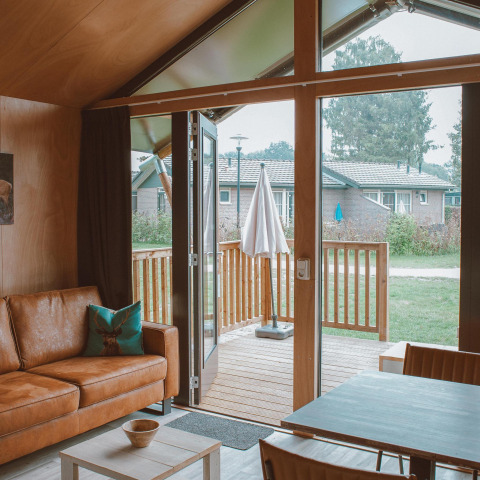 Innenansicht eines Safari-Zeltes namens Tiny Safari House im Ferienpark De Boshoek mit Terrasse.