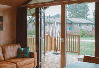 Innenansicht eines Safari-Zeltes namens Tiny Safari House im Ferienpark De Boshoek mit Terrasse.