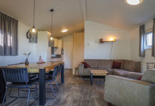 Indbydende opholdsstue og spisestue i Veluwe Lounge på ferieparken De Boshoek i Holland, moderne indretning.