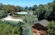 Vista aérea de una tienda safari con instalaciones sanitarias y piscina en Camping Paradiso, Italia.