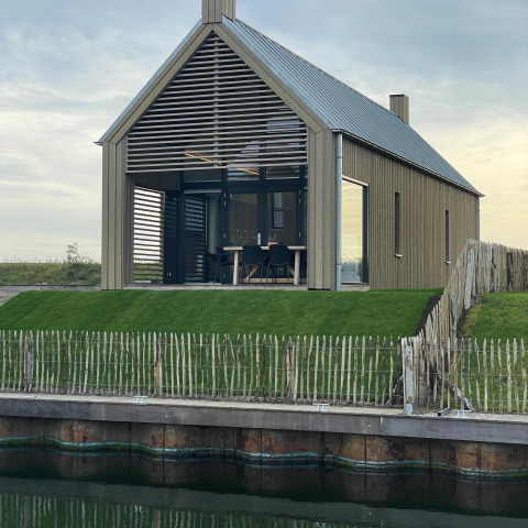 Villa Oesterdam Royal, een tiny house aan het Oesterdam Resort in Nederland, modern en sfeervol aan het water.