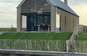 Villa Oesterdam Royal, een tiny house met modern design aan het water bij Oesterdam Resort in Nederland.