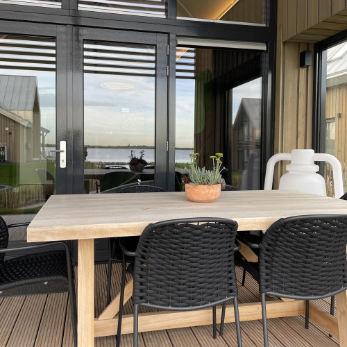Außensitzbereich der Villa Oesterdam Royal im Oesterdam Resort in den Niederlanden mit Seeblick.