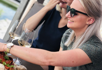 Deux femmes dégustent du vin et du pain à Villa Oesterdam, Oesterdam Resort, aux Pays-Bas.