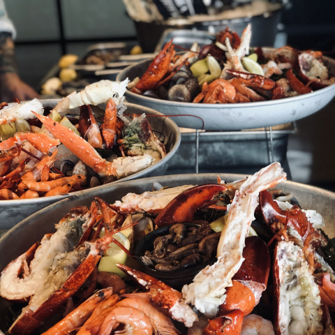 Bandejas grandes con mariscos frescos como langosta, camarones y cangrejo en Villa Oesterdam, Países Bajos.