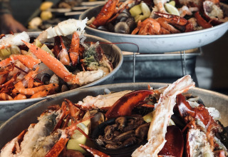 Große Platten mit frischen Meeresfrüchten wie Hummer, Garnelen und Krebsen bei Villa Oesterdam.