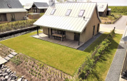 Lodge Villa Oesterdam Comfort Extra bij Oesterdam Resort in Nederland, modern huis met tuin en veranda.