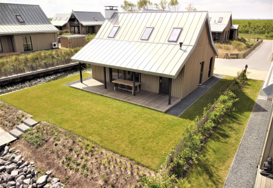 Ferienhaus Villa Oesterdam Comfort Extra im Oesterdam Resort in den Niederlanden mit moderner Holzfassade.