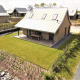 Villa Oesterdam Comfort Extra al Oesterdam Resort nei Paesi Bassi, casa moderna con giardino ordinato.
