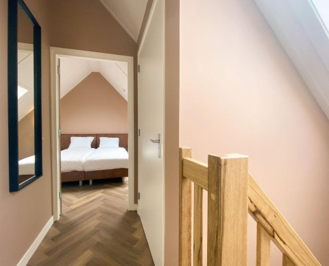Pasillo luminoso y dormitorio en Villa Oesterdam Comfort Extra, Oesterdam Resort, Países Bajos.