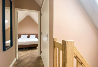 Pasillo luminoso y dormitorio en Villa Oesterdam Comfort Extra, Oesterdam Resort, Países Bajos.