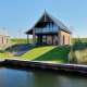 Villa Oesterdam Deluxe moderne, pelouse en pente et accès privé à l’eau à Oesterdam Resort, Pays-Bas.