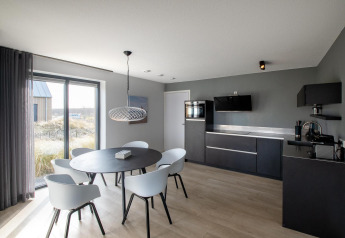 Salon et cuisine modernes de la Villa Oesterdam Deluxe à Oesterdam Resort, Pays-Bas, avec déco contemporaine.