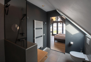 Modernes Badezimmer und Schlafzimmer in einem Tiny House, Villa Oesterdam Deluxe, Oesterdam Resort, Niederlande.