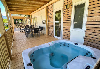 Houten veranda met jacuzzi en eetgedeelte bij Cottage Hot tub, Ossiacher See, Oostenrijk, natuurzicht.