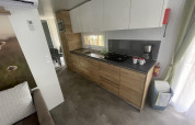 Moderne keuken in Cottage Hot tub bij Ossiacher See, Oostenrijk, met houtlook kasten en koffiezetapparaat.
