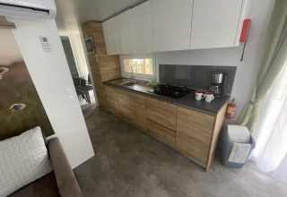 Moderne Küche im Cottage Hot tub am Ossiacher See, Österreich, mit Holzmöbeln und Kaffeemaschine.